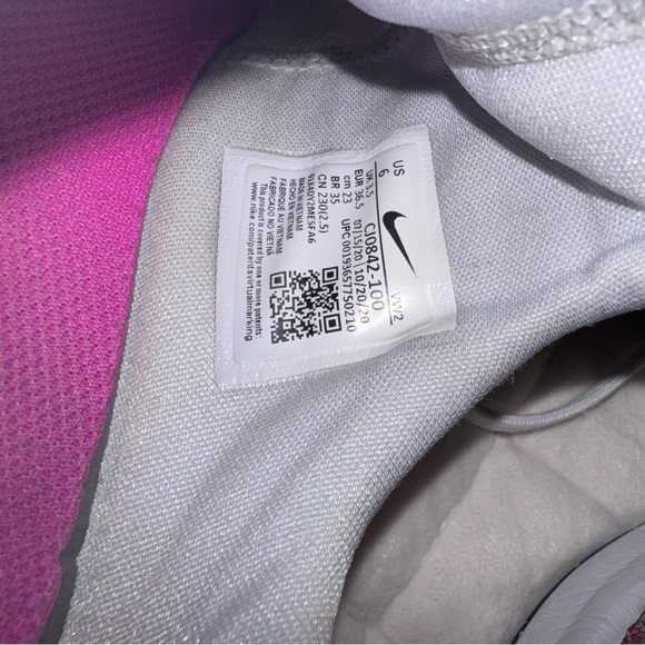 Nike - Picture 3 of 4